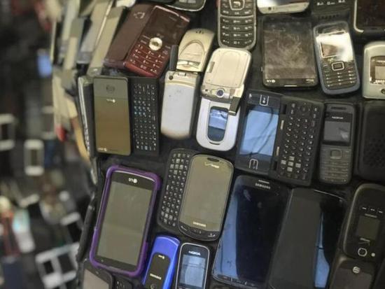 藝術(shù)家用廢舊電子產(chǎn)品做雕塑 你能認(rèn)出來(lái)嗎